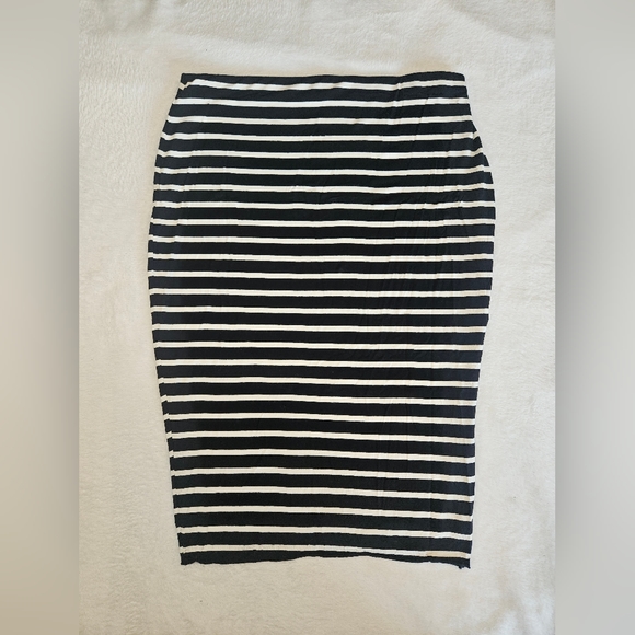 Vince Camuto Dresses & Skirts - Vince Camuto striped pencil black white maxi stretchy elastic waist skirt soft